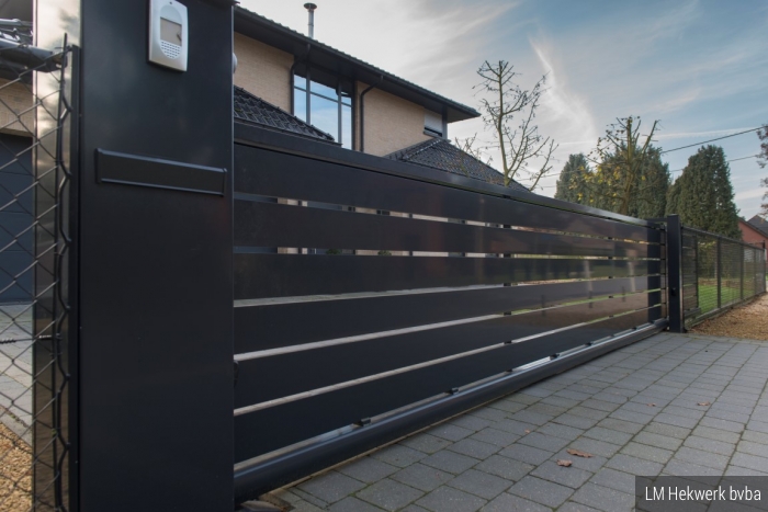 vrijdragende_schuifpoort_aluminium_horizontale_kokers_ral_7016_-_lm_hekwerk_bvba